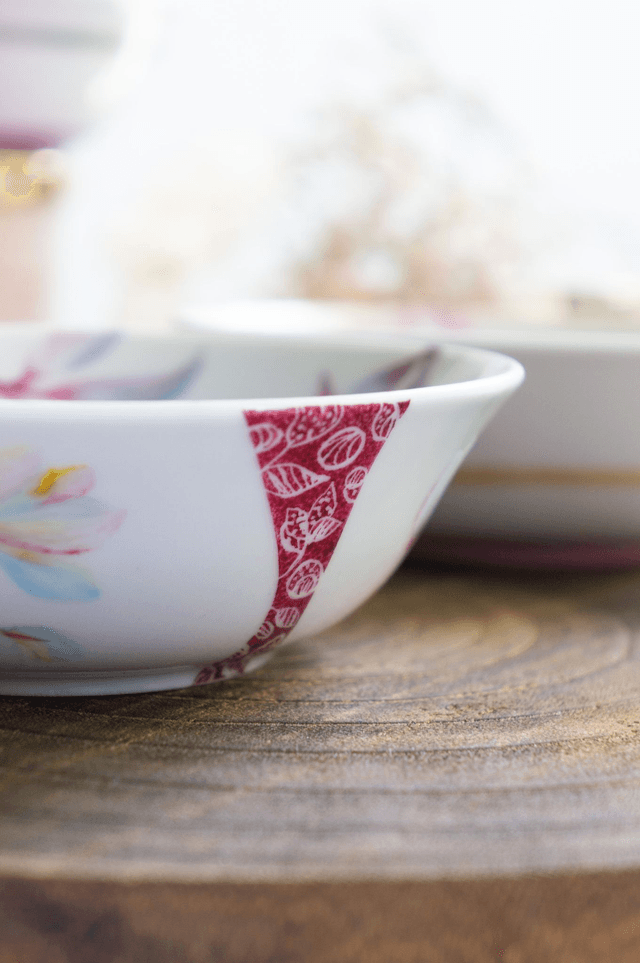 Coupelle bijoux, coupelle vide poche, en porcelaine fine, peinte à la main motif fleurs abstrait rose framboise mauve