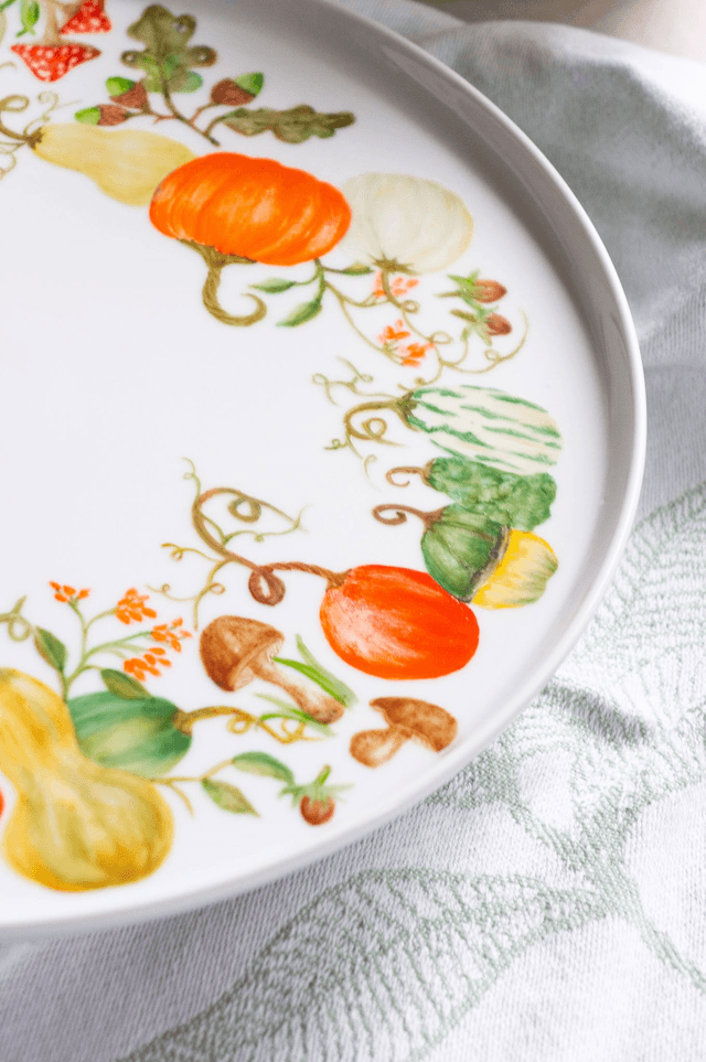 Plat rond à tarte en porcelaine décorée à la main de citrouilles, baies, feuillages et champignons  