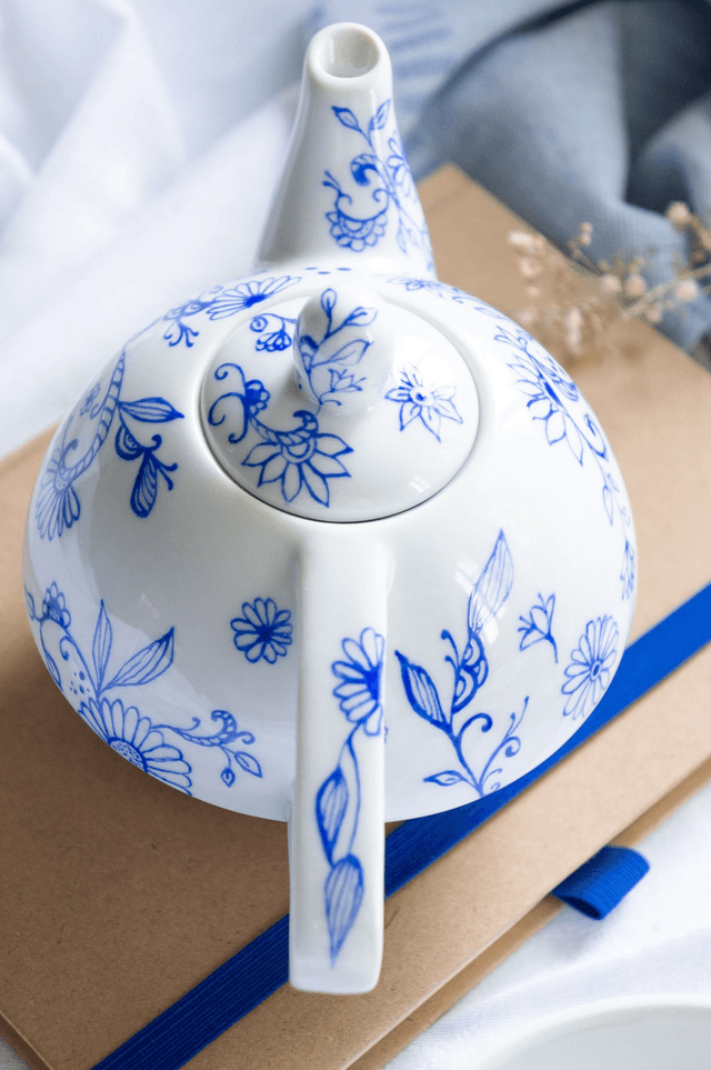 Théière égoïste en porcelaine peinte à la main, création unique pour une pause thé en solo, théière bleue idée cadeau personnalisable