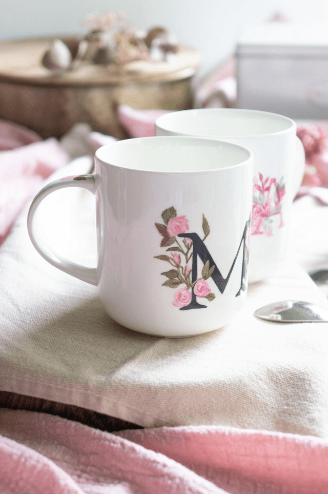 Mug personnalisé monogramme fleurs, tasse à café personnalisable avec prénom, idée cadeau unique peint à la main
