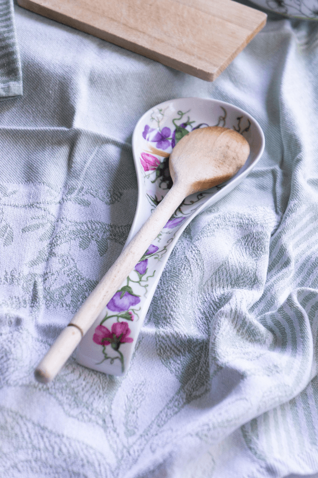 Repose-cuillère en porcelaine – Pois de senteur et haricots verts peints à la main – Décor floral champêtre, création unique