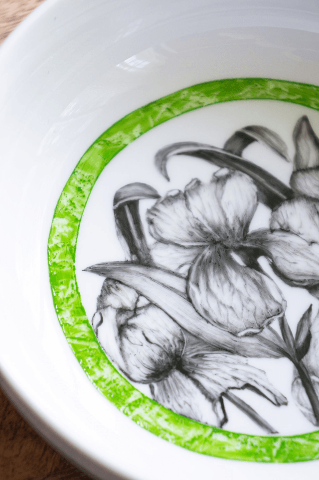 Grande coupelle basse en porcelaine peinte main, Iris noir et vert marbré, Art de la table chic, Cadeau artisanal nature et élégant