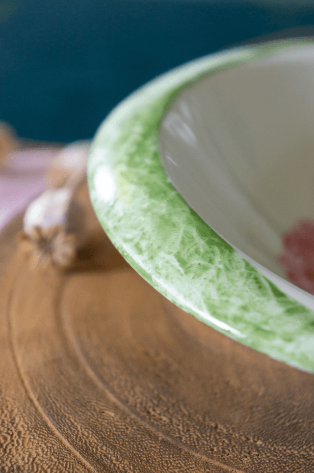 Coupelle en porcelaine peinte à la main, fleurs de pavots rose saumon et bord marbré vert, décoration ou usage quotidien