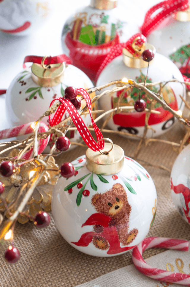 Boule premier Noël personnalisée en porcelaine , boule de Noël prénom enfant, motif ourson 