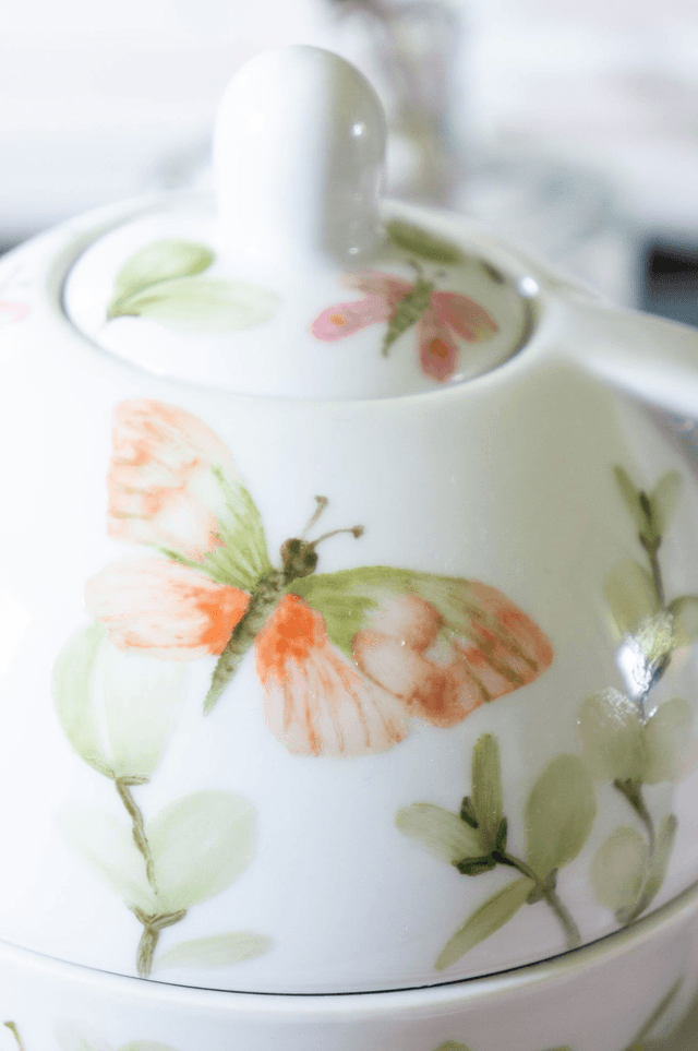 Théière égoïste en porcelaine fine, papillons et eucalyptus pastel, pièce unique peinte à la main, idée cadeau pour femme