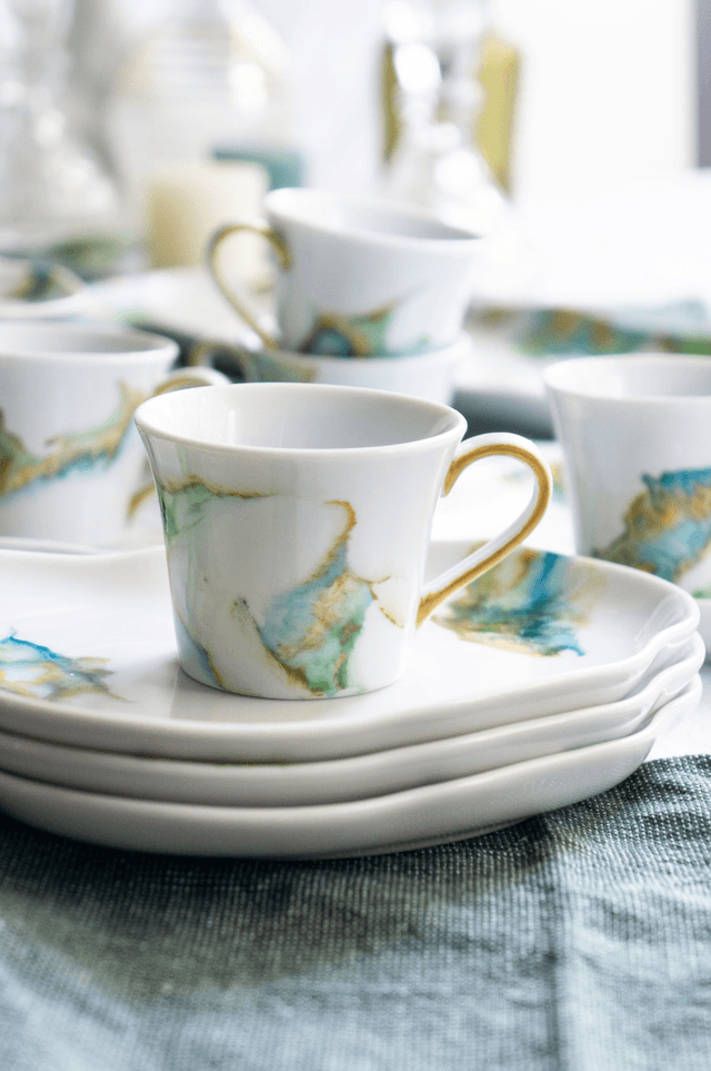 Service à café raffiné en porcelaine effet marbré vert émeraude, création artisanale unique 