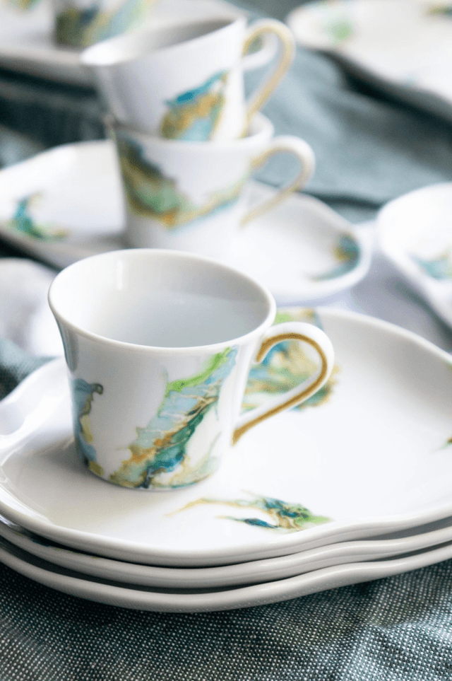 Service à café raffiné en porcelaine effet marbré vert émeraude, création artisanale unique 