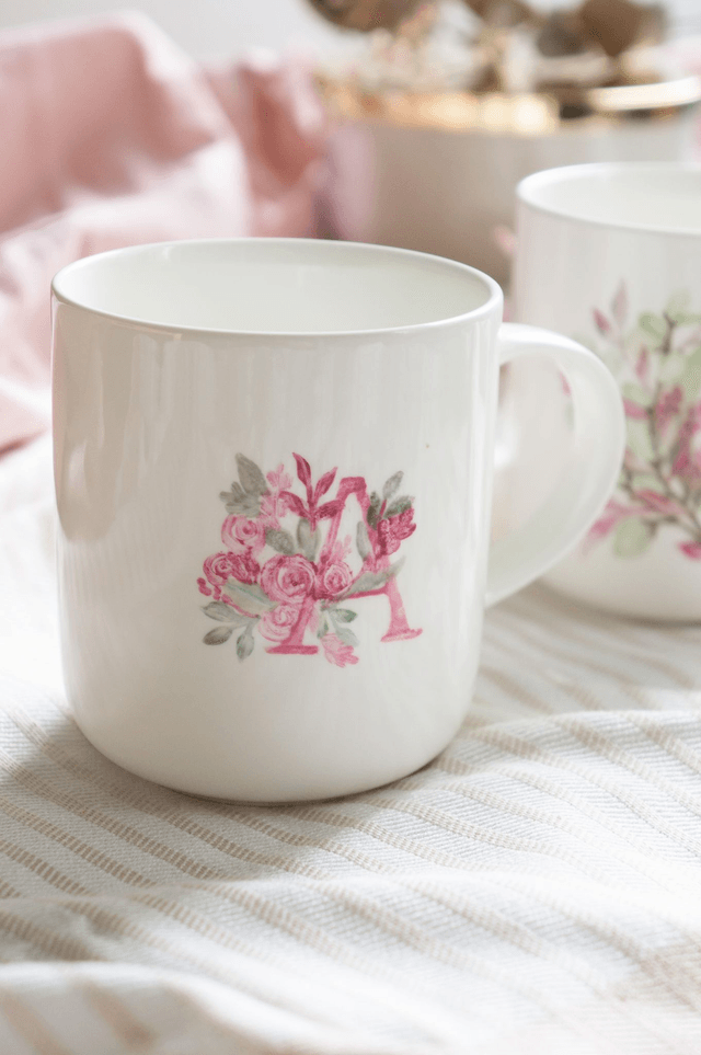 Mug personnalisé monogramme fleurs, tasse à café personnalisable avec prénom, idée cadeau unique peint à la main