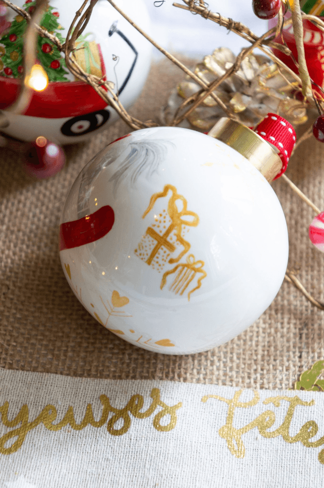 Boule Mon premier Noël en porcelaine à personnaliser, motif traditionnel unique 