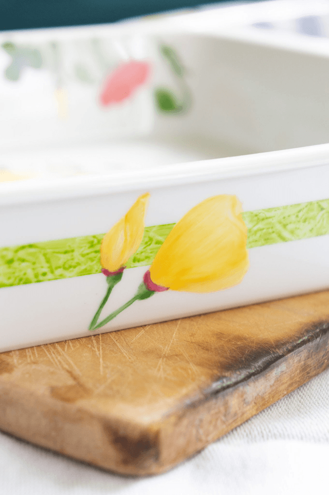 Plat à four en porcelaine peinte à la main, fleurs champêtres et insectes 