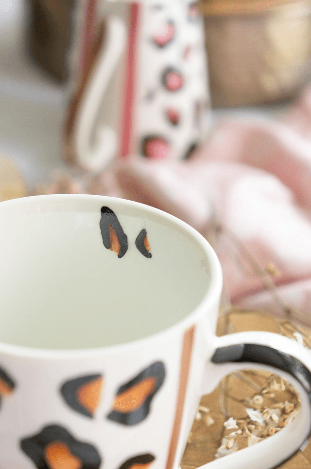 Mug en porcelaine "Graou" léopard chic, noir et fauve ou noir et rose saumon, décoré à la main, idée cadeau femme
