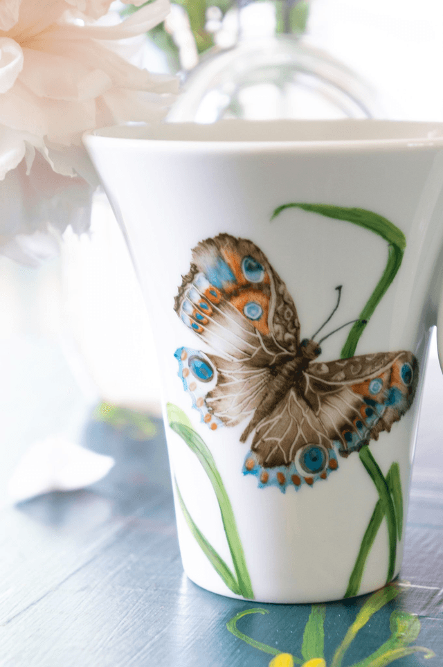 Mug en porcelaine fine, libellules et papillons, à personnaliser  