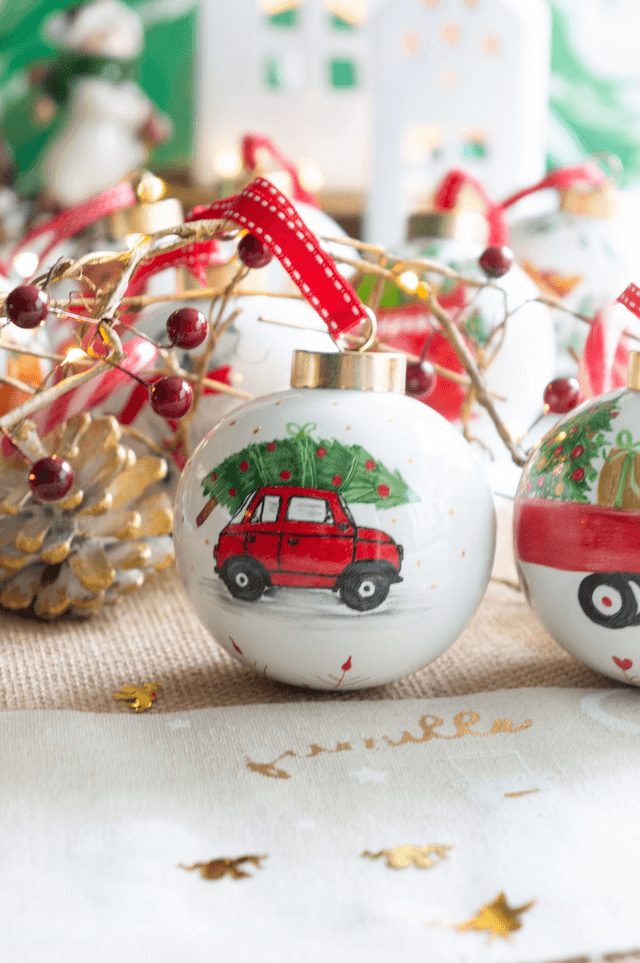 Boule mon premier Noël à personnaliser en porcelaine, motif voiture rouge, chariot de cadeaux  
