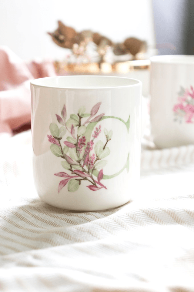 Mug personnalisé monogramme fleurs, tasse à café personnalisable avec prénom, idée cadeau unique peint à la main