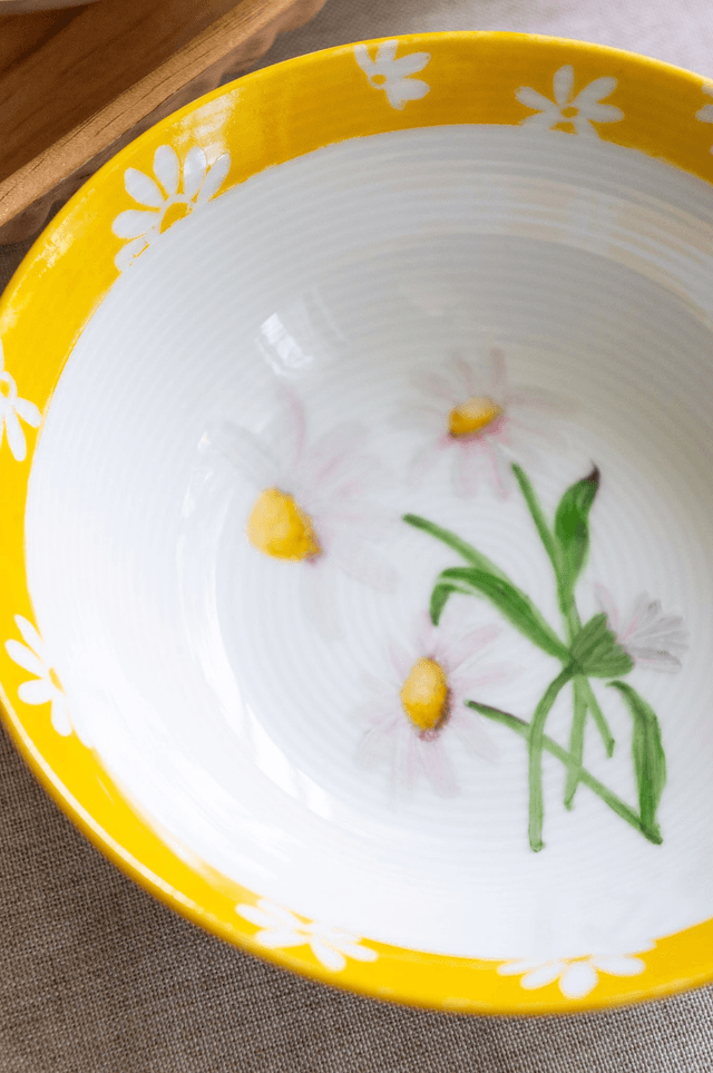 Duo de coupelles en porcelaine fine, motif marguerites peint à la main, décor estival et champêtre, pièces artisanales uniques
