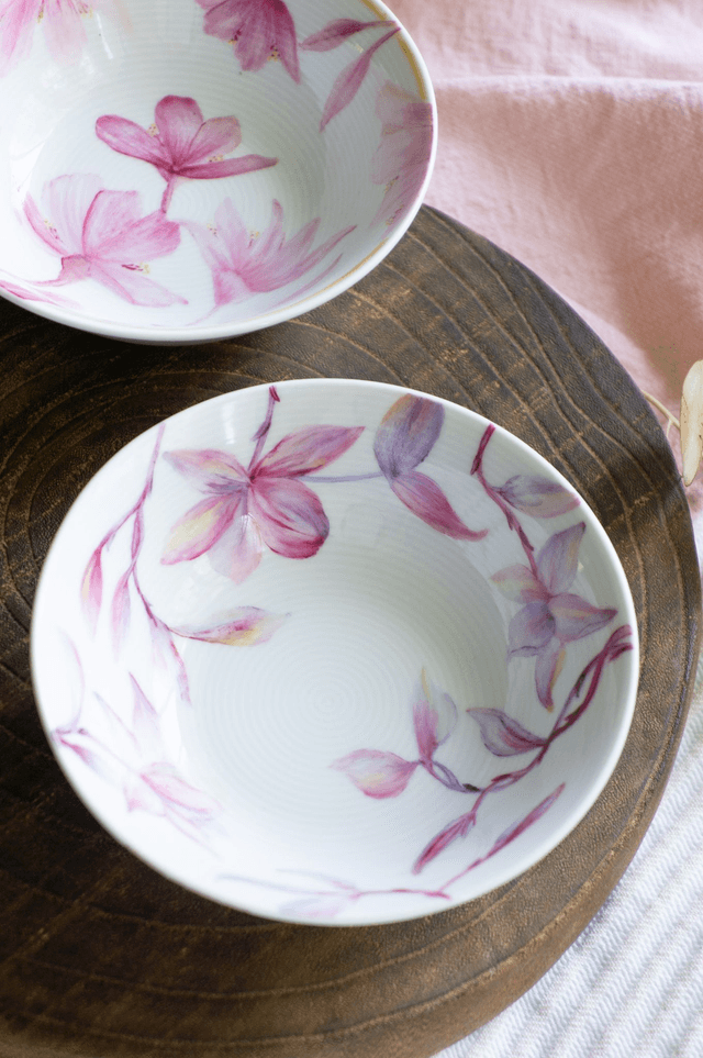 Coupelle bijoux, coupelle vide poche, en porcelaine fine, peinte à la main motif fleurs abstrait rose framboise mauve