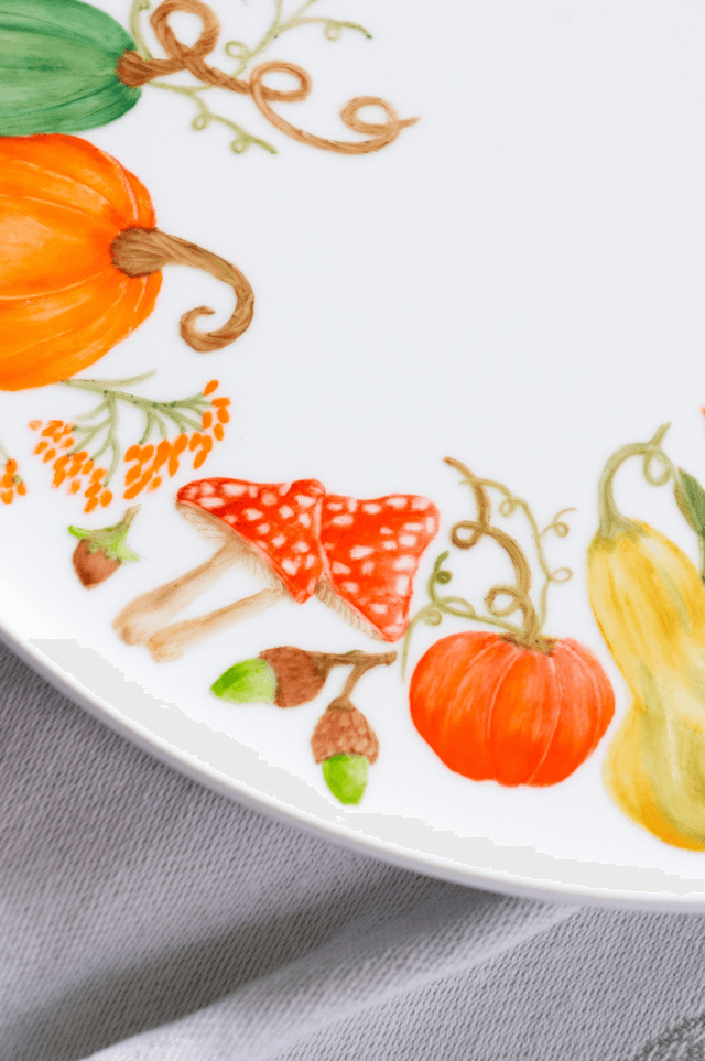 Plat rond à tarte en porcelaine décorée à la main de citrouilles, baies, feuillages et champignons  