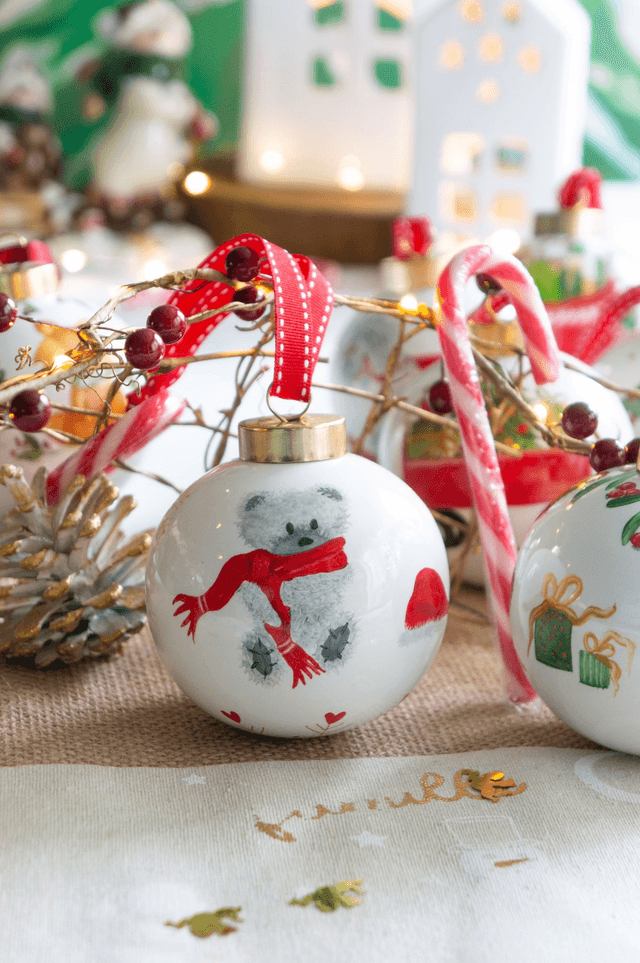 Boule premier Noël personnalisée en porcelaine , boule de Noël prénom enfant, motif ourson 