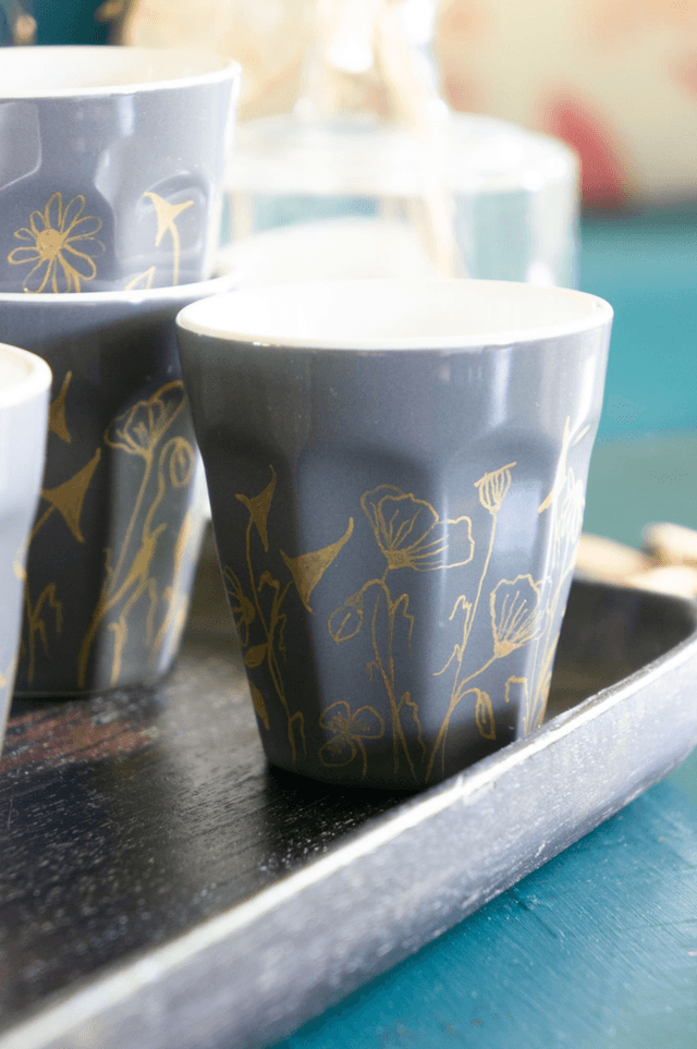 Service 4 tasses expresso en porcelaine grise, décor fleurs des champs or peint à la main, idée cadeau homme, vaisselle artisanale unique