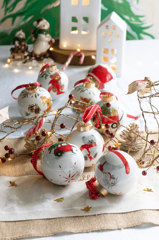 Boule mon premier Noël à personnaliser en porcelaine, motif voiture rouge, chariot de cadeaux  