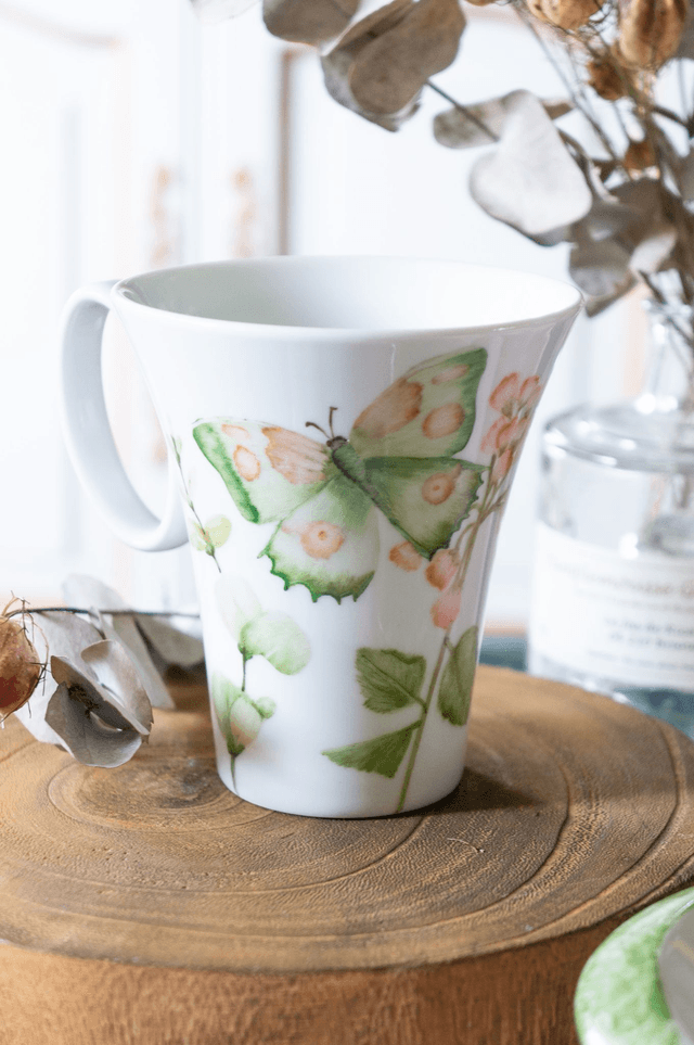 Mug en porcelaine fine, papillons et eucalyptus pastel, tasse à café peint à la main, création unique artisanale