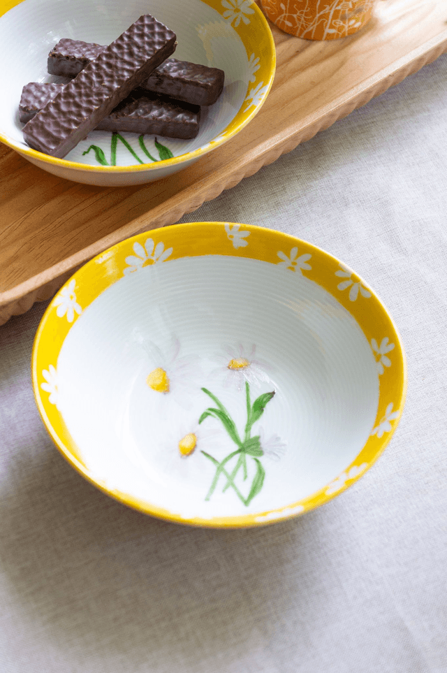 Duo de coupelles en porcelaine fine, motif marguerites peint à la main, décor estival et champêtre, pièces artisanales uniques