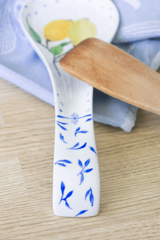 Repose-cuillère en porcelaine, motif citrons peints à la main, style méditerranéen jaune et bleu 