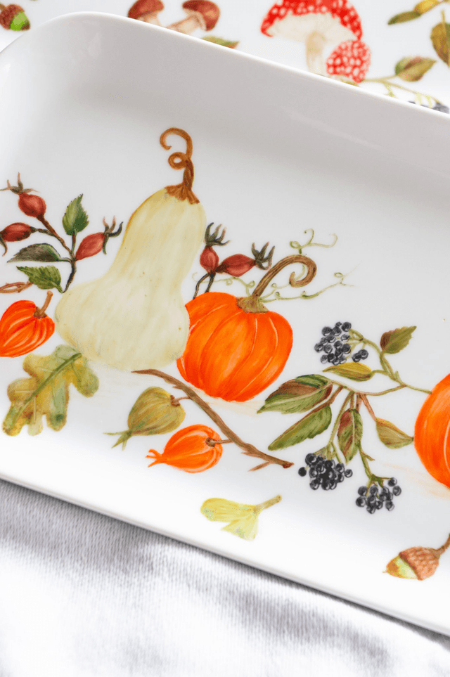 Plat à cake en porcelaine peint à la main,  Collection "Citrouilles d’Automne et compagnie "