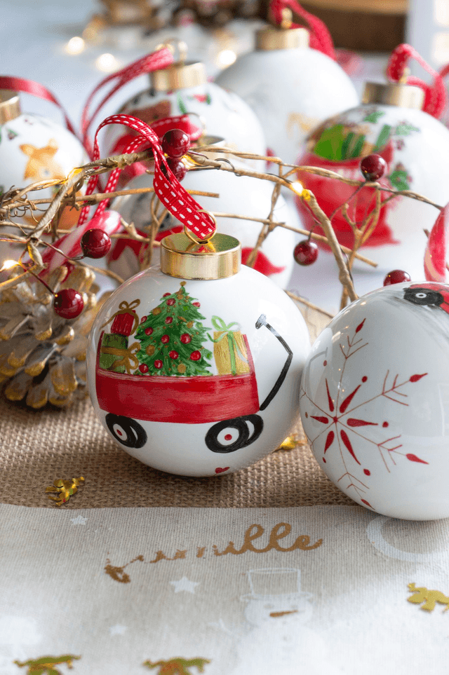 Boule mon premier Noël à personnaliser en porcelaine, motif voiture rouge, chariot de cadeaux  