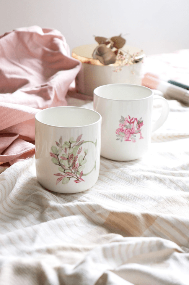 Mug personnalisé monogramme fleurs, tasse à café personnalisable avec prénom, idée cadeau unique peint à la main