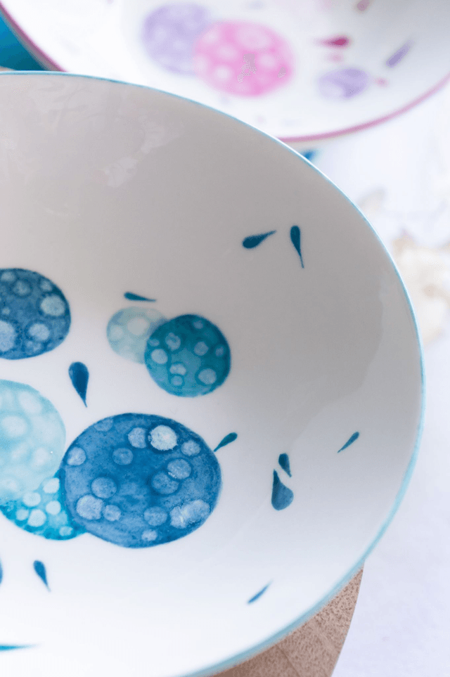 Coupelles en Porcelaine, en duo ou en solo, motifs abstraits bulles turquoise et framboise, plat apéritif ou vide poche à offrir