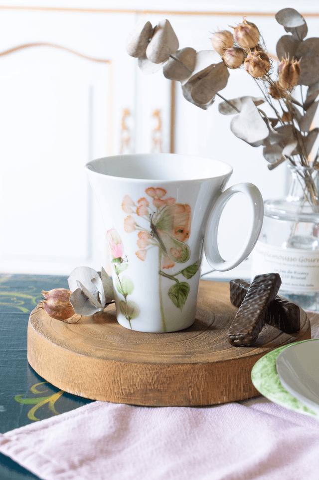 Mug en porcelaine fine, papillons et eucalyptus pastel, tasse à café peint à la main, création unique artisanale