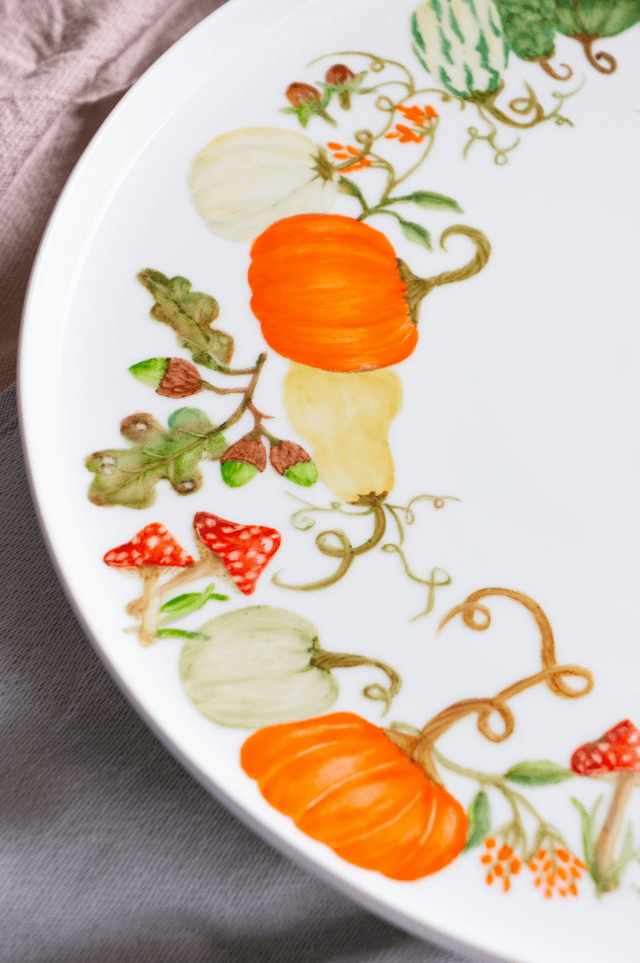 Plat rond à tarte en porcelaine décorée à la main de citrouilles, baies, feuillages et champignons  