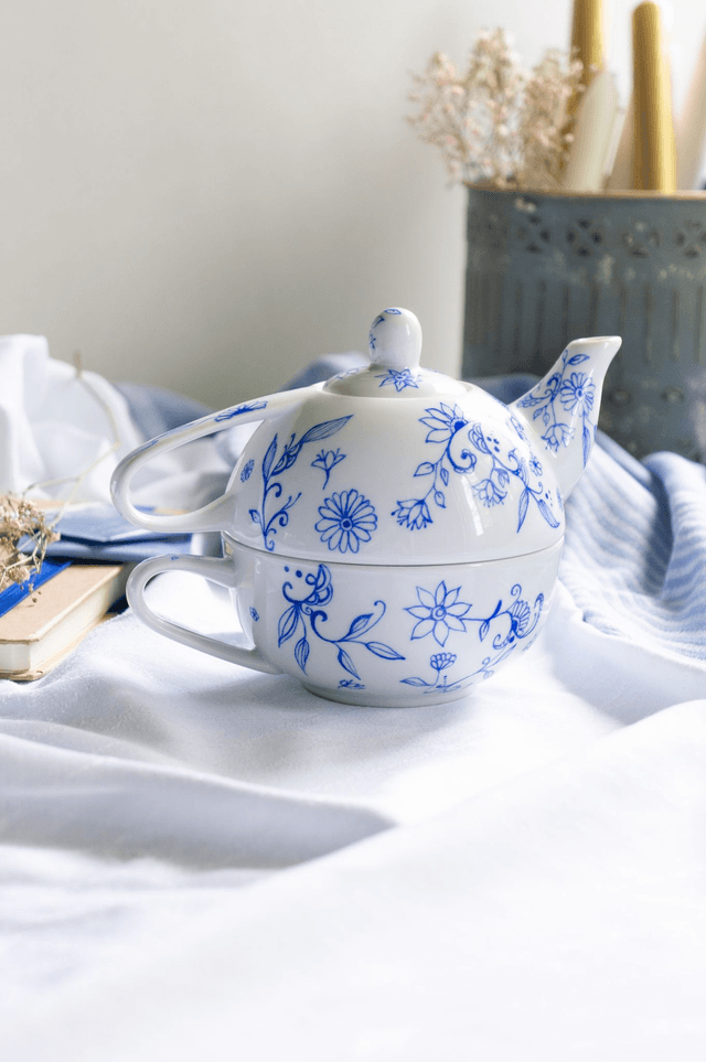 Théière égoïste en porcelaine peinte à la main, création unique pour une pause thé en solo, théière bleue idée cadeau personnalisable