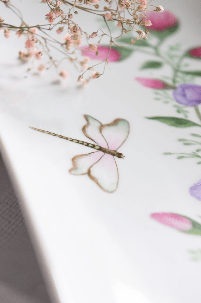 Plat à cake rectangulaire en porcelaine décoré à la main, plat à gâteaux motif floral papillon , idée cadeau unique