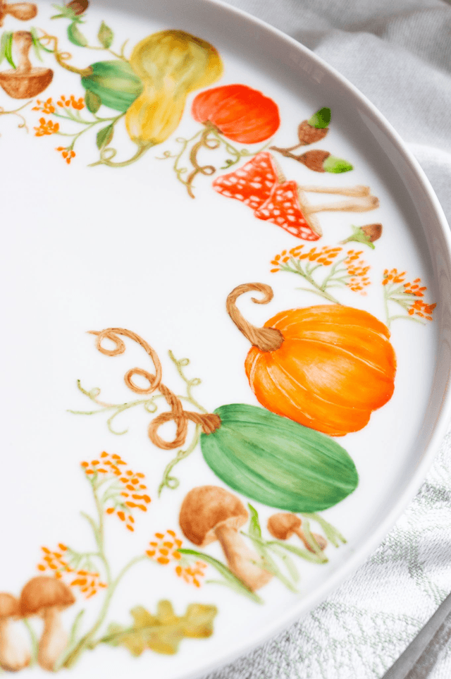 Plat rond à tarte en porcelaine décorée à la main de citrouilles, baies, feuillages et champignons  