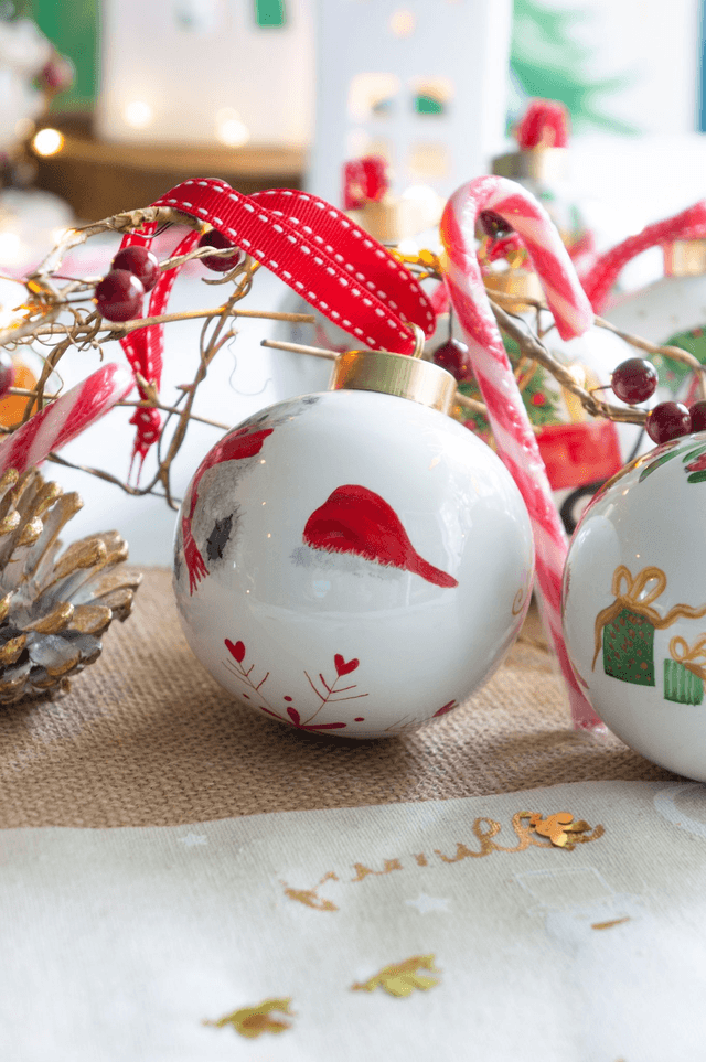 Boule premier Noël personnalisée en porcelaine , boule de Noël prénom enfant, motif ourson 