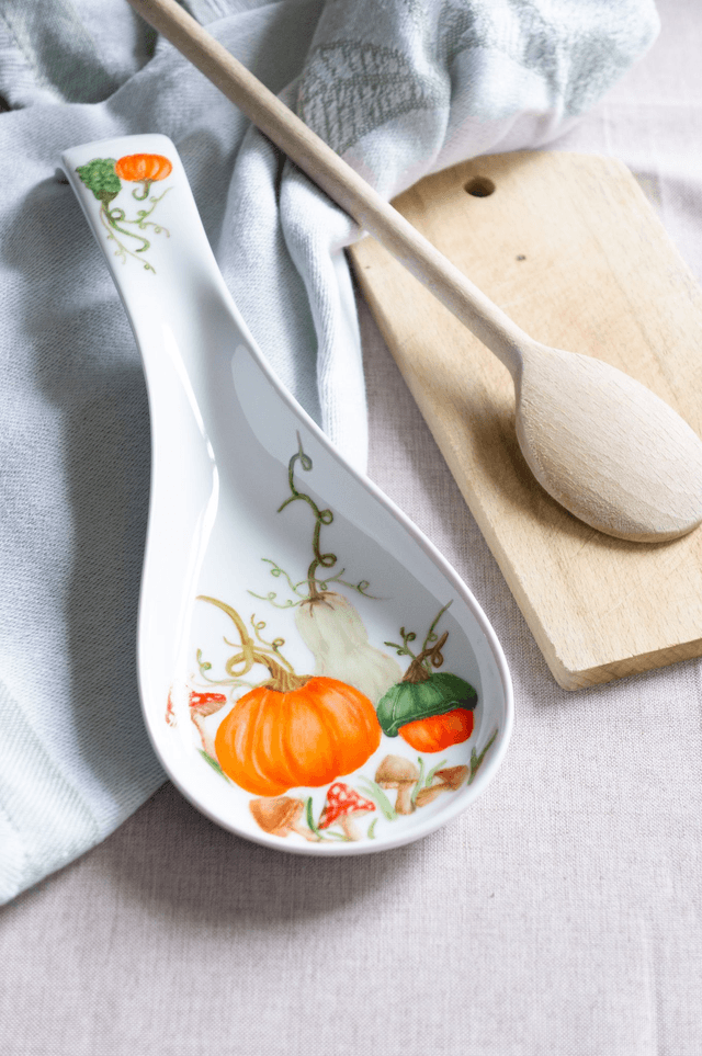 Repose-cuillère en porcelaine peint à la main, décor d'automne citrouilles et compagnies 