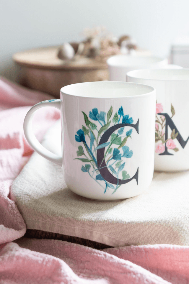 Mug personnalisé monogramme fleurs, tasse à café personnalisable avec prénom, idée cadeau unique peint à la main