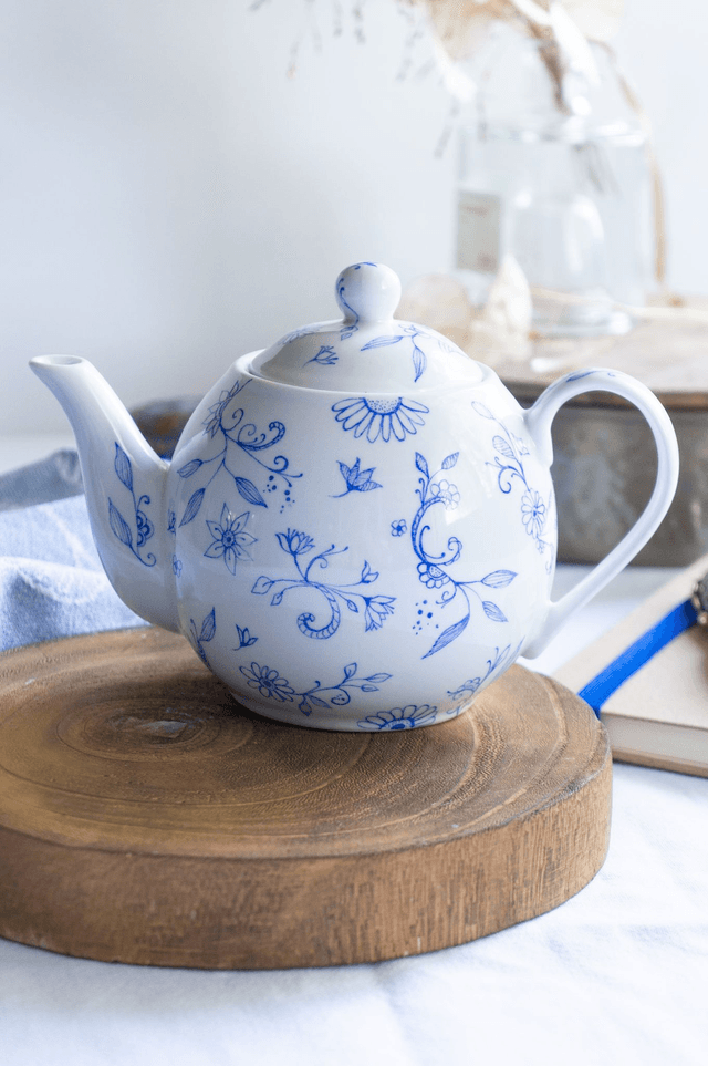 Théière boule en porcelaine fine, décor floral abstrait bleu tracé à la plume, pièce unique peinte à la main , cadeau de Noël