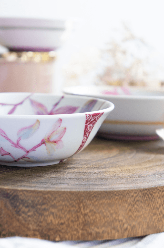 Coupelle bijoux, coupelle vide poche, en porcelaine fine, peinte à la main motif fleurs abstrait rose framboise mauve