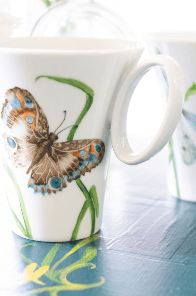 Mug en porcelaine fine, libellules et papillons, à personnaliser  