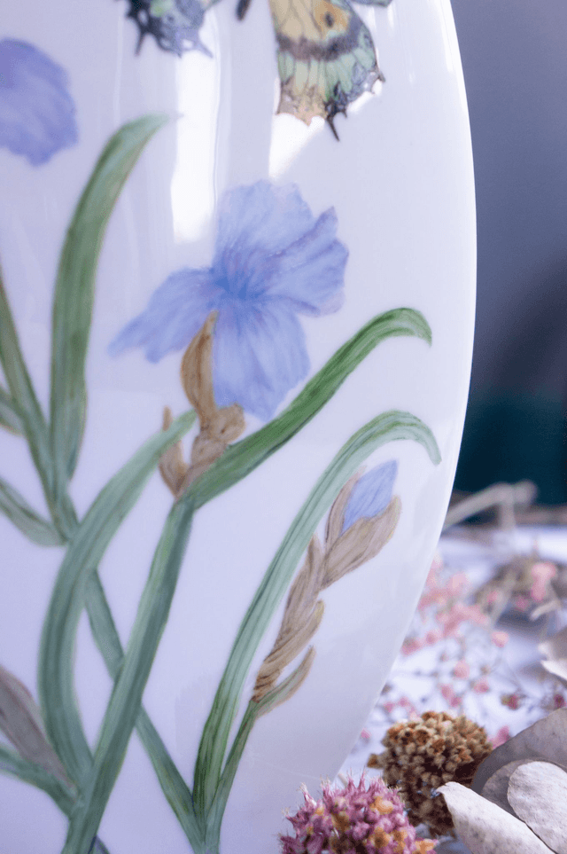 Grand vase en porcelaine de Limoges, forme moderne, objet de décoration élégance florale, création fait-main cadeau de mariage