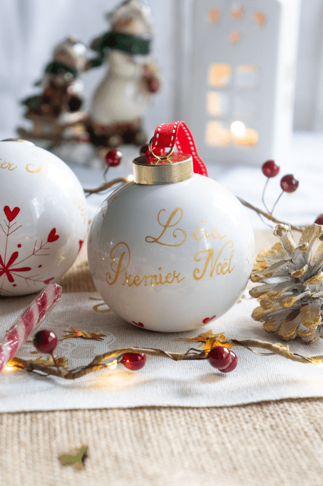 Boule premier Noël personnalisée en porcelaine , boule de Noël prénom enfant, motif ourson 