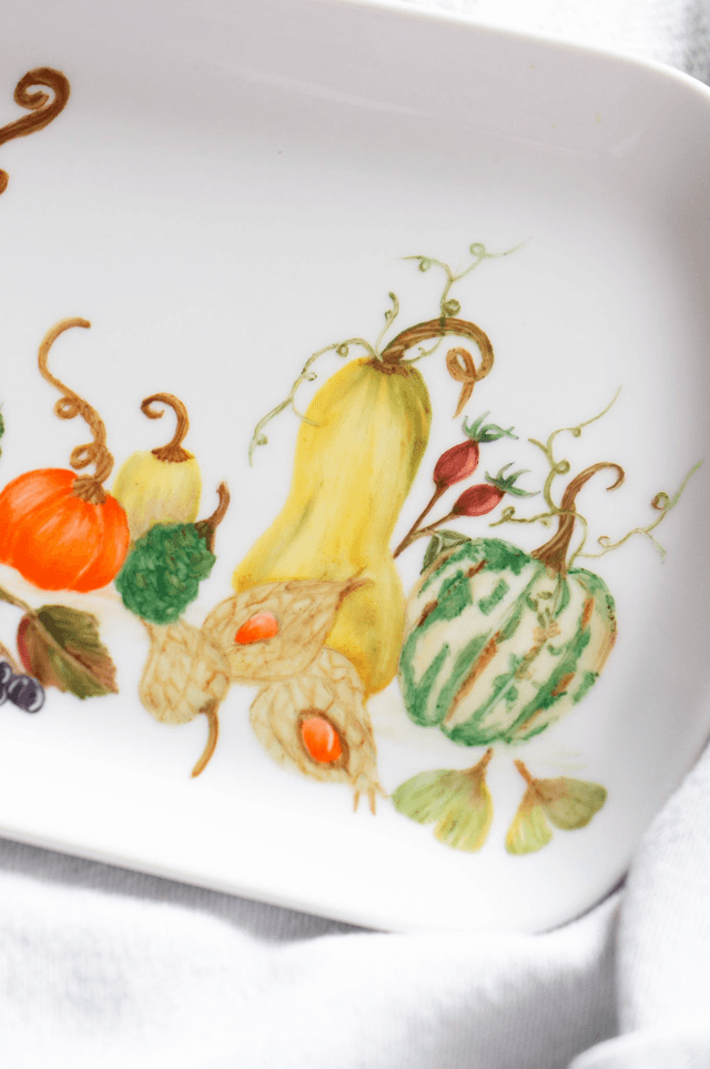 Plat à cake en porcelaine peint à la main,  Collection "Citrouilles d’Automne et compagnie "