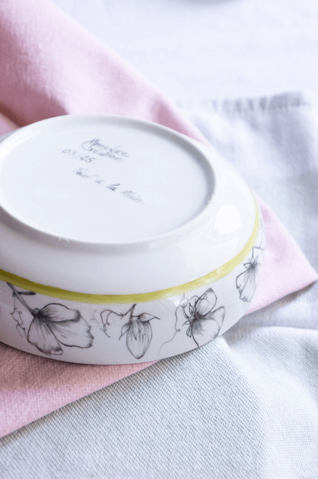 Coupelle en porcelaine fine peinte à la main – Motif pois de senteur – Vaisselle artisanale chic et multi-usages