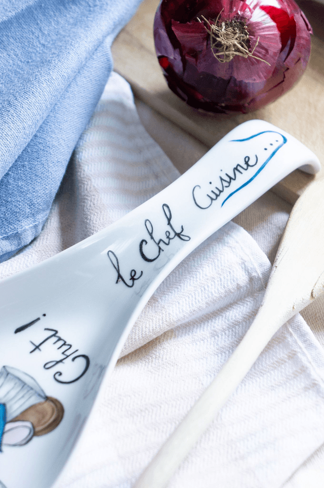Repose-cuillère en céramique,  "Chut le chef cuisine"  Peint à la main, idée cadeau pour tous inspiration Ratatouille