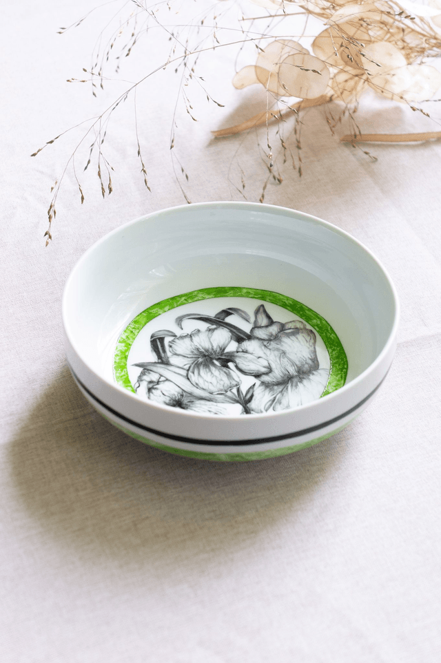 Grande coupelle basse en porcelaine peinte main, Iris noir et vert marbré, Art de la table chic, Cadeau artisanal nature et élégant