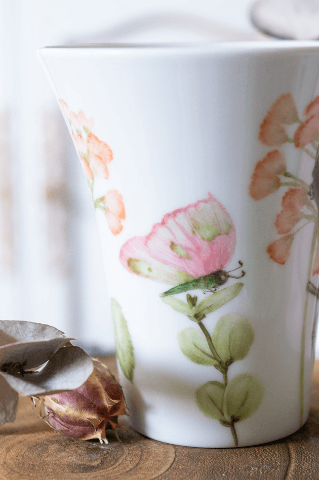 Mug en porcelaine fine, papillons et eucalyptus pastel, tasse à café peint à la main, création unique artisanale