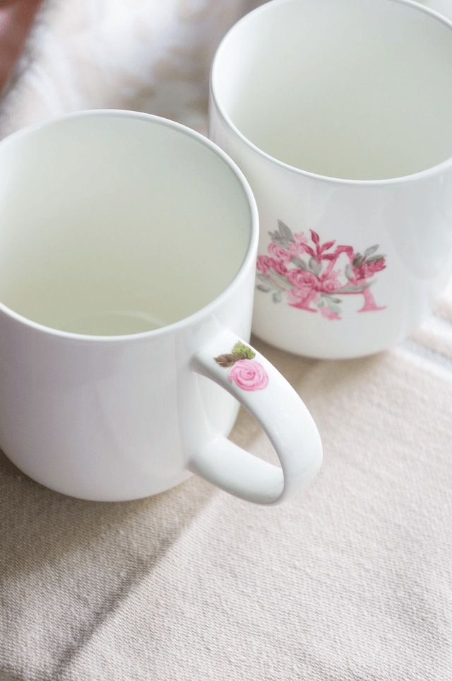 Mug personnalisé monogramme fleurs, tasse à café personnalisable avec prénom, idée cadeau unique peint à la main